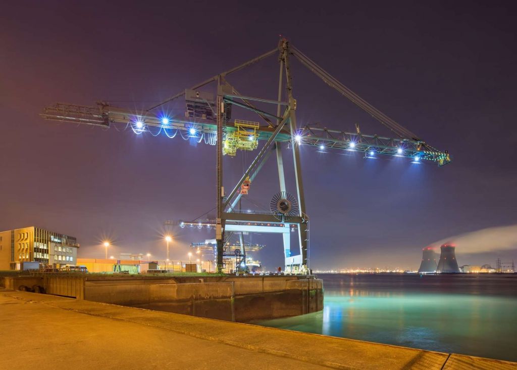 Vue nocturne du port illuminé d'Anvers